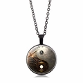 Vue détaillée du pendentif Yin Yang steampunk avec des engrenages mécaniques dorés complexes - Noir