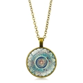 Dettaglio della collana con ciondolo in vetro mandala yoga con finitura in bronzo - Bronzo Antico