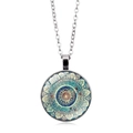 Dettaglio ravvicinato della collana mandala con ciondolo in vetro e catena argento - Argento