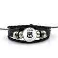 Vue détaillée du bracelet multicouche en cuir Route 66 avec cabochon en verre et anneaux - Style Texte Get Your Kicks (ABXL369-5)