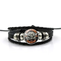 Détails macro des bandes en cuir tressé et du cabochon en verre Route 66 de ce bracelet - Style Motif Moto Rétro (ABXL369-11)