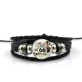 Détail du bracelet multicouche en cuir avec charm en verre rétro Route 66 vintage - Style Éléments d'Illustration Nostalgiques (ABXL369-12)