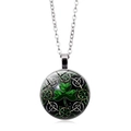 Collar de plata con colgante redondo de cristal, trébol verde y nudo celtico detallado - Plateado