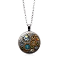 Détail du collier steampunk avec engrenages et corbeau sur pendentif en verre - Style Mécanique Corbeau Lune - Argent (ABXL789)