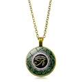 Gros plan du pendentif Œil d'Horus en bronze avec dôme en verre et chaîne rétro - Bronze