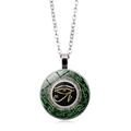 Détail macro du pendentif Œil d'Horus avec dôme en verre sur une chaîne argentée - Argenté