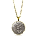 Detalle macro del medallón del Arcángel Miguel con acabado en oro antiguo y plata - Tono Oro y Plata (ABXL939-2)