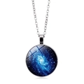 Collana in lega d'argento con pendente rotondo con design di nebulosa galattica blu scuro - Stile Spirale Galassia Blu (ABXL351-3)
