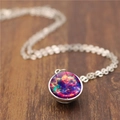 Vue détaillée du collier pendentif lune double face avec motifs de nébuleuses étoilées - Style Nébuleuse Colorée (ABXL1180-8)