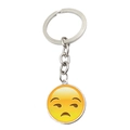 Dettaglio di un portachiavi in metallo con un emoji triste sotto vetro, stile cabochon - Abxl1266-12