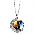 Dettaglio ravvicinato del ciondolo a mezzaluna con drago e motivo Yin Yang rosso e blu - Motivo Dragone Fuoco e Acqua Rosso e Blu (XZXL0001-2)