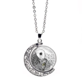 Dettaglio del ciondolo a mezza luna con design vintage a gufo e intagli molto rifiniti - Motivo Gufo Bianco e Nero (XZXL0001-3)
