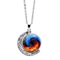 Vista macro del ciondolo a luna con motivo rosso e blu e incisioni in stile vintage - Motivo a Ondine di Fiamma Rosso e Blu (XZXL0001-4)