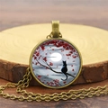 Dettaglio della collana vintage in bronzo con ciondolo gatto nero e acero rosso - Bronzo