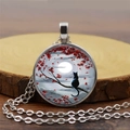 Collana vintage con gatto nero, luna piena e foglie di acero su pendente in vetro - Argento