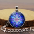 Blaue Mandala-Glashalskette mit silberner Kette auf einem Holzuntergrund serviert - Silber