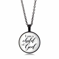 Religiöse Halskette mit Anhänger „I am a child of God“ und schwarzer Metallkette auf Weiß - Schwarz