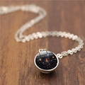 Collier galaxie système solaire avec pendentif boule en verre sur fond de bois - Style Scientifique Orbite Planétaire (ABXL1180-12)