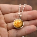 Collier pendentif planète galaxie avec globe en verre jaune et chaîne argentée - Vénus