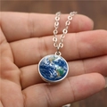 Collier planète Terre en verre double face tenu à la main avec chaîne argentée - Terre
