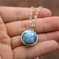 Collier globe en verre double face avec motif de nébuleuse bleue sur chaîne argentée - Uranus