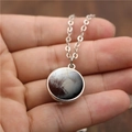 Collier en argent avec pendentif boule de verre double face planète Pluton à la main - Pluton