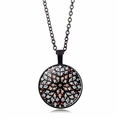 Detalle de un collar de aleación negra con un colgante de mandala de vitral bajo cristal - Estilo Mándala Rojo Azul (XZXL1114-3)