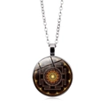 Vue macro détaillée du pendentif dôme en verre avec mandala Sri Yantra de géométrie sacrée - Argent