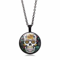 Detalle del colgante de calavera de azúcar mexicana con vibrantes diseños florales - Estilo Calavera de Azúcar Negro (XZXL1195)