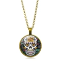Detalle del collar con colgante de calavera mexicana con acabado en bronce y flores - Estilo Calavera de Azúcar Bronce (XZXL1195)
