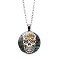 Detalle del collar con colgante de calavera mexicana y coloridos patrones florales - Estilo Calavera de Azúcar Plata (XZXL1195)