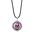 Vista dettagliata del ciondolo vintage con matrioska russa e base in argento antico - Stile Bambola Russa Floreale Viola 2 (PSXL0018-2)