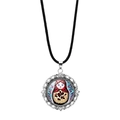 Dettaglio del ciondolo matrioska con cornice in lega d'argento su cordoncino nero - Stile Bambola Russa Pois Rosso Nero 4 (PSXL0018-4)