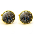 Λεπτομέρεια από χρυσά μανικετόκουμπα Bitcoin με σχέδιο πλακέτας και περιστρεφόμενο κούμπωμα - Χρυσό