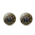 Κοντινό πλάνο από μανικετόκουμπα Bitcoin με χρυσό σχέδιο κυκλώματος υπό γυαλί - Ασημί