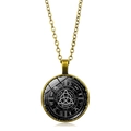 Dettaglio del ciondolo Triquetra celtica in bronzo con segni zodiacali e vetro liscio - Bronzo (PSXL001122)
