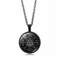 Dettaglio del pendente astrologico con Triquetra e segni zodiacali su catena nera - Nero (PSXL001122)