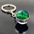 Gros plan détaillé du pendentif boule en verre Aurore Boréale sur surface noire - Style Aurore 2 (PSXL001176-2)