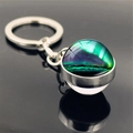 Vue macro du pendentif boule de verre aurore boréale avec porte-clés argenté et reflet - Style Aurore 3 (PSXL001176-3)