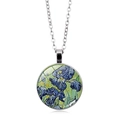 Dettaglio della collana con ciondolo in vetro argento e motivo floreale Irises di Van Gogh - Motivo Iris di Van Gogh (PSXL001119-6)