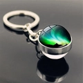 Détail macro du pendentif dôme en verre aurore boréale avec porte-clés argenté - Style Aurore 4 (PSXL001176-4)