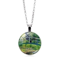 Dettaglio ravvicinato del ciondolo a cupola in vetro con arte di Monet e catena argento - Motivo Il Ponte Giapponese di Monet (PSXL001119-12)