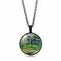 Primo piano dettagliato di una collana nera con ciondolo in vetro artistico Ninfee di Monet - Stile Ponte Giapponese Monet (PSXL001121-12)