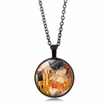 Dettaglio di un ciondolo tondo in vetro con Il Bacio di Klimt su catena in lega nera opaca - Stile Il Bacio Klimt (PSXL001121-14)