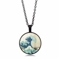 Dettaglio del ciondolo in vetro d'arte della Grande Onda su collana in lega nera - Stile La Grande Onda Hokusai (PSXL001121-15)