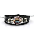 Dettaglio del bracciale in pelle intrecciata multistrato con ciondolo vintage Route 66 - Stile Route 66 Ragazza Auto (PSXL001195-1)