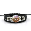 Dettaglio del bracciale multistrato retrò Route 66 in pelle con cabochon in vetro e perle - Stile Motocicletta Retrò Route 66 (PSXL001195-3)