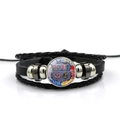 Dettaglio del bracciale in pelle intrecciata Route 66 con cabochon in vetro vintage e perline - Stile Collage Targa Route 66 (PSXL001195-4)