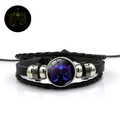 Vue détaillée du bracelet Balance en cuir avec symbole du zodiaque lumineux vert - Balance