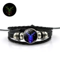 Vue détaillée du bracelet Capricorne lumineux multicouche en cuir avec motif du zodiaque - Capricorne